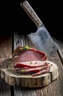 Lonchas de jamón ahumado y cuchilla de carne - foto de stock