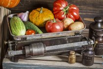 Різні овочі на старій парі ваг — стокове фото