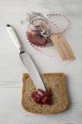 Pão de centeio com faca — Fotografia de Stock