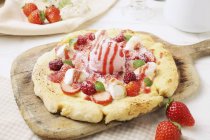 Süße Pizza mit Erdbeeren — Stockfoto