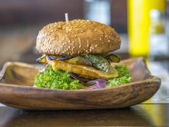 Бургер с салатом и баклажанами — стоковое фото