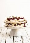 Nahaufnahme von Pavlova Kuchen mit Kirschen am Stand — Stockfoto