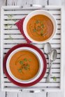 Bols de crème de soupe aux tomates — Photo de stock