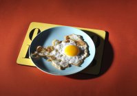 Huevo de pato frito en el plato - foto de stock
