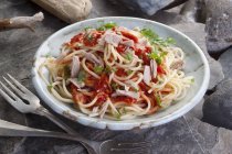 Паста-спагетти с тунцом — стоковое фото