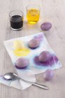 Vista elevata di uova di Pasqua colorate e coloranti in bicchieri — Foto stock