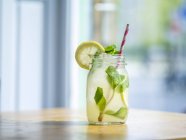 Hausgemachte Limonade im Glas mit Stroh — Stockfoto