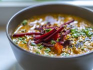 Овочевий суп з буряком і травами — стокове фото