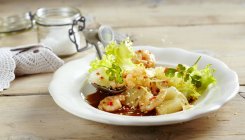 Toranja e salada de camarão em prato — Fotografia de Stock