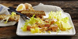 Insalata di salmerino con patate e lattuga — Foto stock