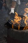Vue recadrée de la personne frire des châtaignes dans une grande casserole — Photo de stock