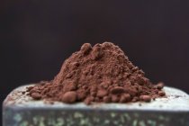 Cacao en polvo sobre estaño - foto de stock