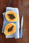 Mitades de papaya fresca - foto de stock