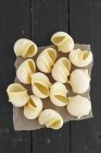 Conchas de pasta sin cocer - foto de stock