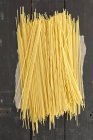 Неприготовленная спагетти-паста — стоковое фото