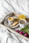 Plateau de petit déjeuner au lit — Photo de stock