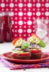 Strawberry and chocolate cupcakes on plate — Stock Photo