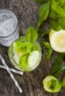 Entgiftungsgetränke mit Gurke, Zitrone und Basilikum über Holzoberfläche — Stockfoto