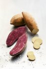 Красно-белый сладкий картофель — стоковое фото