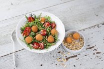 Rocket salad with tomatoes — Stock Photo