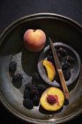 Свіжі персики і ожина — стокове фото