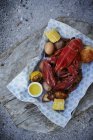 Вареный омар с кукурузой — стоковое фото