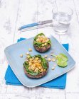 Грибы Портобелло со шпинатом и горохом на голубой тарелке — стоковое фото