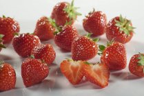 Fresas frescas con mitades - foto de stock