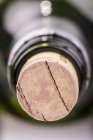 Vista close-up de uma cortiça de madeira em um tampo de garrafa — Fotografia de Stock