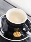 Kaffee in schwarzer Tasse — Stockfoto
