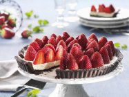 Tarte aux fraises sur le stand de gâteau — Photo de stock