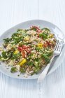 Salada Farro com legumes assados e couve — Fotografia de Stock