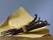 Стакан стручков ванили — стоковое фото