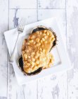 Baked beans with cheese — Stock Photo