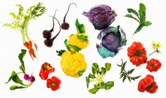Verschiedene Gemüsesorten auf einer weißen Oberfläche — Stockfoto