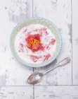 Йогурт с компотом из ревеня — стоковое фото