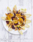 Salat mit Chicorée auf Teller — Stockfoto