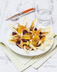 Салат с цикорий на тарелке — стоковое фото