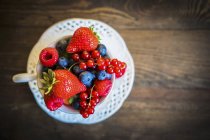 Свежие летние ягоды — стоковое фото