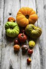 Tomates herederos coloridos - foto de stock