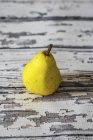 Свіжою грушею жовтий — стокове фото