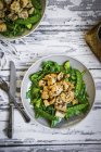 Grilled chicken with spinach — Stock Photo