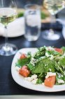 Summer salad with spinach — Stock Photo