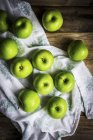 Ярко-зелёные яблоки — стоковое фото