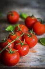 Frische Tomaten auf hölzernen — Stockfoto