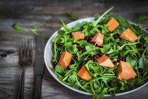Salat mit Ochsen und Spinat — Stockfoto