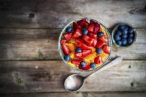 Salade de fruits dans un bol — Photo de stock