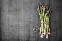 Pacchetto di asparagi freschi — Foto stock