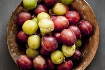 Prunes rouges et jaunes fraîches — Photo de stock