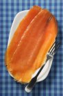 Due fette di salmone affumicato — Foto stock